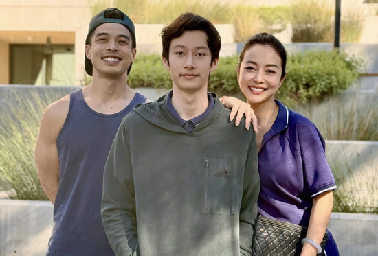 Con trai Jennifer Phạm được mẹ và cậu đưa đi chọn trường Đại học ở Mỹ