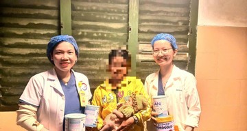 Cứu sống cháu bé 5 ngày tuổi bị thủng dạ dày vì mẹ cho ăn cơm