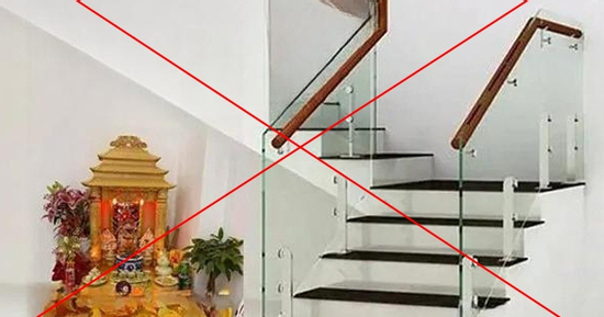 Hệ lụy ban thờ Thần tài đặt dưới gầm cầu thang nhiều người mắc phải