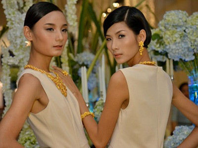 Hoàng Thùy - Lê Thúy làm lành tại đám cưới Quỳnh Châu sau thời gian dài cạch mặt