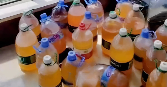 Khách rời đi để lại 'núi rác' và hàng chục chai nước tiểu, chủ nhà sốc nặng