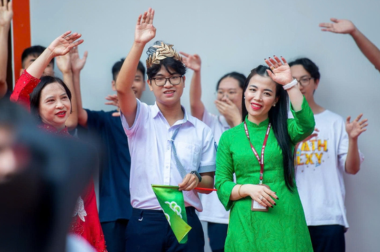 Món quà bạn bè, thầy cô chào đón quán quân Olympia Trần Bùi Bảo Khánh
