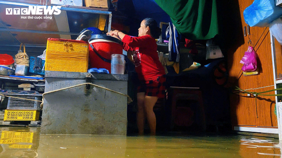 Mưa xối xả, nước sông lên nhanh, người dân TP Huế chạy lũ trong đêm