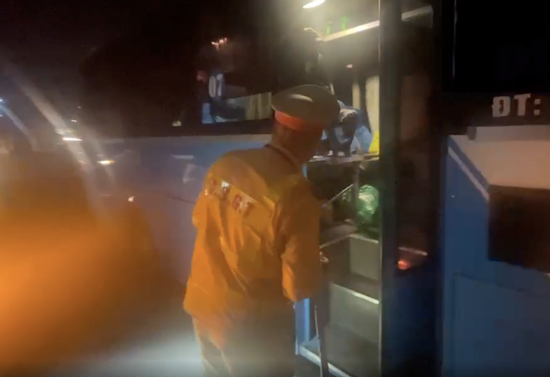 Nhồi nhét 40 người trên ô tô 29 chỗ, tài xế và chủ xe bị phạt 27,5 triệu đồng