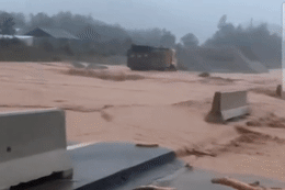 Nước lũ ào ạt tràn qua cao tốc La Sơn – Túy Loan, giao thông tê liệt