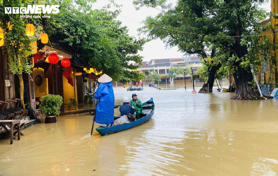 Phố cổ Hội An mênh mông nước, dân bơi thuyền đi lại