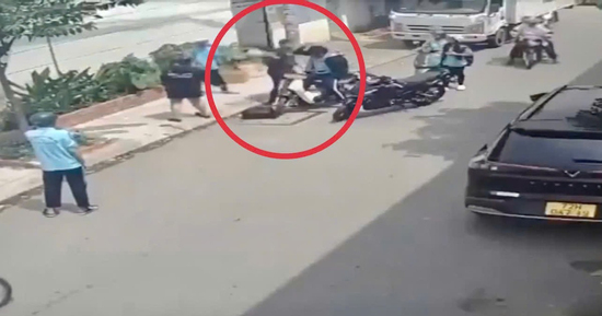 Thanh niên chở bạn gái hành hung 2 nam học sinh vì cho rằng nẹt pô