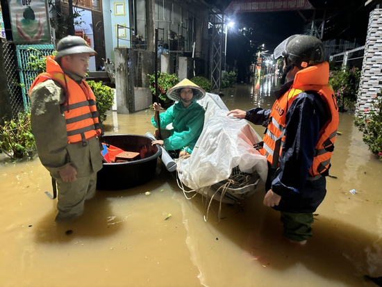 Vùng rốn lũ Đà Nẵng chìm trong biển nước, hàng nghìn hộ dân bị cô lập