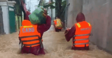 Bé 8 tháng tuổi rơi xuống nước, các chiến sĩ vượt lũ đưa bé đi cấp cứu