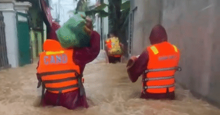 Bé 8 tháng tuổi rơi xuống nước, các chiến sĩ vượt lũ đưa bé đi cấp cứu