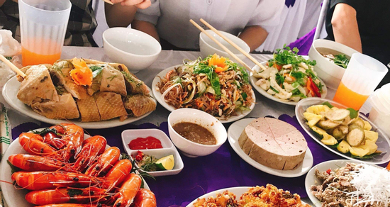 Cầm 500.000 đồng mừng cưới bạn, thấy mâm cỗ, cô gái vội đổi phong bì