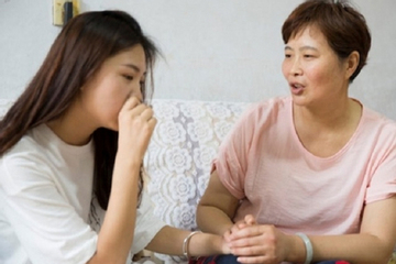 Cứ ngỡ mẹ chồng sống khổ, tôi gửi biếu bà 3 triệu mỗi tháng, đến khi em chồng mua nhà, tôi mới biết bị lừa