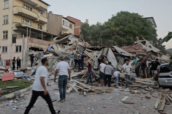 Động đất 6,1 độ Richter làm rung chuyển Thổ Nhĩ Kỳ, nhiều tòa nhà bị hư hại