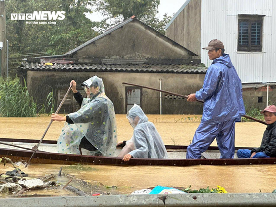 TP Huế vẫn chìm trong biển nước, đường thành sông, người dân di chuyển bằng thuyền