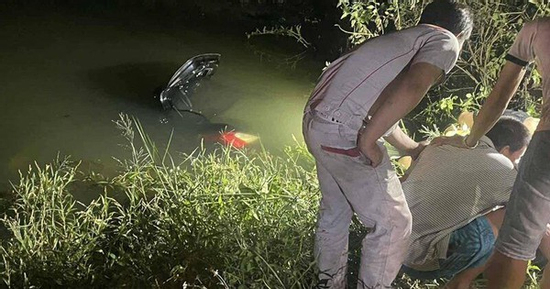 Xe ô tô lao xuống kênh, 4 người tử vong