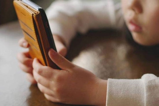 Bé gái 13 tuổi mất tích 7 ngày, được tìm thấy trốn chơi điện thoại ở nhà hoang