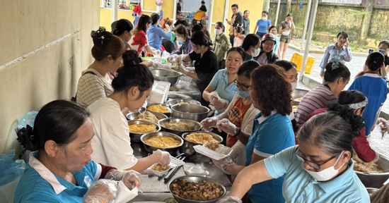 Căn bếp nghĩa tình ở Huế đỏ lửa, nấu hàng nghìn suất cơm cho bà con vùng ngập