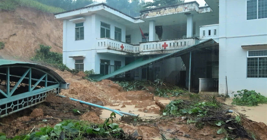 Cảnh tượng kinh hoàng: Núi lở, đất đá đổ ập vào trạm y tế