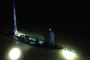 Clip: Thót tim cảnh người đàn ông chới với ôm trụ điện giữa dòng lũ chảy xiết