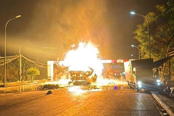 Clip xe bồn phát nổ ở Hưng Yên rồi bốc cháy dữ dội sau khi cố qua barie