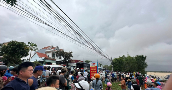 Đà Nẵng: Chìm ghe chở 9 người đi đám tang, 1 người mất tích