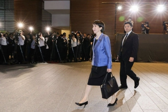 Mẫu túi xách của Thủ tướng Nhật Bản trở thành hiện tượng mạng