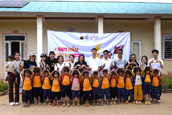 Sinh viên FPT mang yêu thương đến học sinh vùng cao sau bão lũ