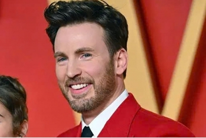 Tài tử 'Captain America' Chris Evans đón con đầu lòng ở tuổi 44
