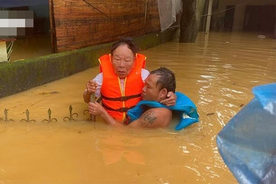 Trục lợi trong mưa lũ ở Huế: Xin đừng để cơn lũ lòng tham cuốn trôi tình người