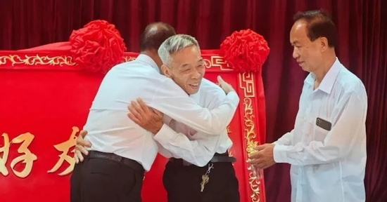 2 ngôi làng chính thức 'bắt tay làm hòa' sau hơn 1 thế kỷ cãi nhau
