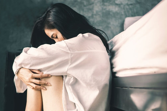 Đi làm tích cóp gửi tiền về báo hiếu bố mẹ, một hôm vô tình mở cuốn sổ tiết kiệm của mẹ ra khiến tôi lặng người