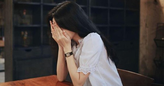 Dọn nhà sau mưa ngập, tôi chết lặng khi tìm thấy vật quen thuộc trong gậm giường của mẹ chồng