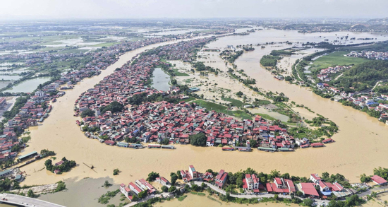 Hàng nghìn hộ dân ở Bắc Ninh bị cô lập, Chủ tịch tỉnh đến hiện trường
