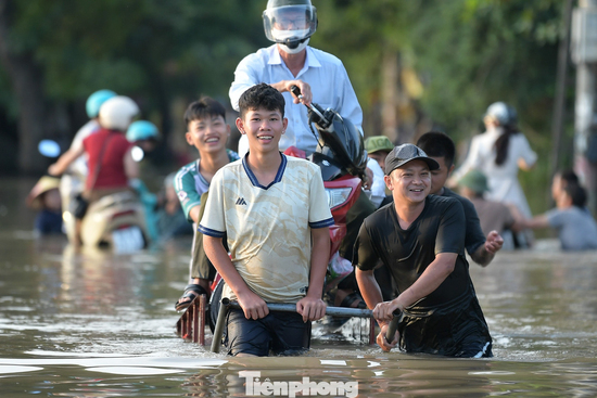 Mưu sinh giữa dòng nước ngập ở Thủ đô