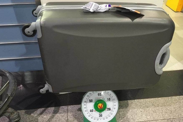 Cân hành lý ở cửa ra máy bay: Không phải làm khó mà vì an toàn, công bằng