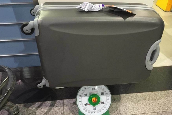 Cân hành lý ở cửa ra máy bay: Không phải làm khó mà vì an toàn, công bằng