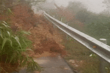 Đèo Đại Ninh sạt lở nghiêm trọng, giao thông nối Phan Thiết - Đà Lạt tê liệt