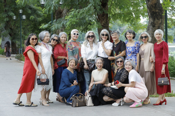 Hội chị em tóc bạc Hà Nội gây sốt vì quá thần thái, có cả những phụ nữ U30