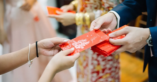 Lì xì phù rể 500 nghìn, cô dâu sững sờ khi mở phong bao của nhà trai