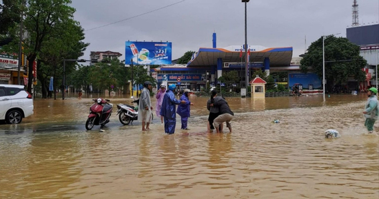 Một sản phụ sinh con giữa dòng nước lũ ở Huế