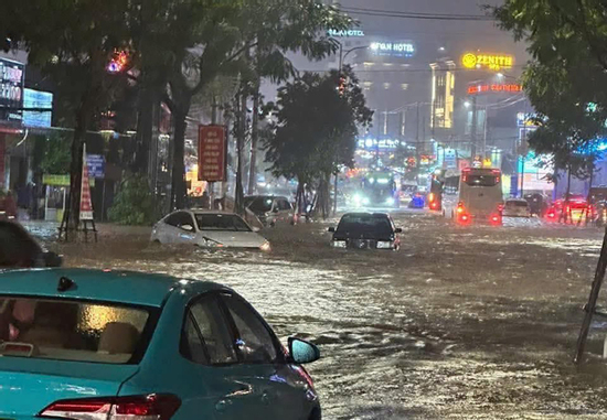 Phú Quốc ngập sâu sau trận mưa lớn nhất từ năm 2000, loạt ô tô bất động trong biển nước