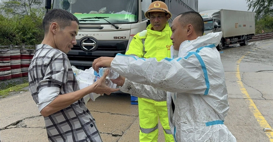 5 ngày mắc kẹt giữa cung đèo sạt lở: 'Đêm nghe tiếng đá rơi, tim tôi muốn rớt ra ngoài'