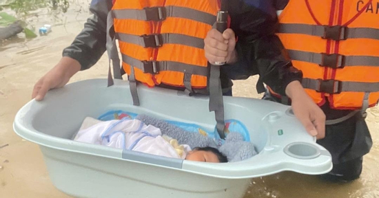 Bức ảnh bé sơ sinh ở vùng lũ khiến nhiều người thốt lên: 'Thương quá!'