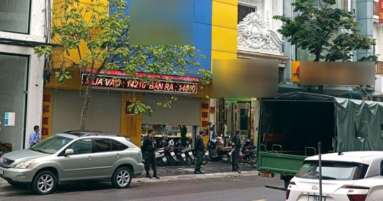 Cảnh sát phong tỏa đường, khám xét hàng loạt tiệm vàng ở Thanh Hóa