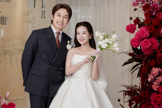 Váy cưới đẹp tinh tế của diễn viên phim 'giờ vàng VTV' trong ngày ăn hỏi