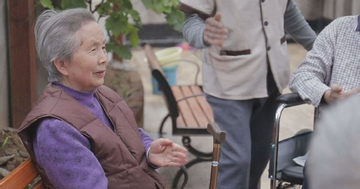 Nghe lén cuộc điện thoại của mẹ, tôi quyết định gửi bà vào viện dưỡng lão: Đó là lựa chọn đúng nhất đời tôi