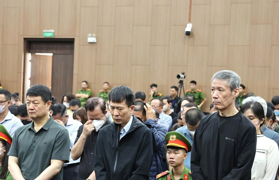 Nữ bị cáo khai đánh bạc để giải tỏa áp lực khi phải mổ não, còn chồng mang trọng bệnh