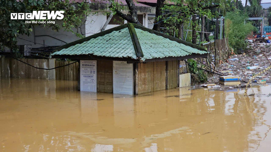 TP Huế hoang tàn, bị rác và bùn bủa vây sau trận 'đại hồng thuỷ'