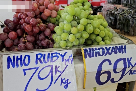 Trái cây nhập ngoại giá rẻ bày bán tràn lan