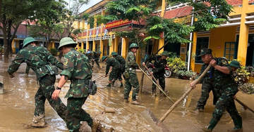 Trường học ở Đà Nẵng ngổn ngang bùn đất sau lũ